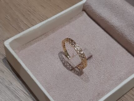 ANEL ESTILO MEIA ALIANÇA, DIAMANTADA, SEM PEDRAS, ARO 20, EM OURO 18K