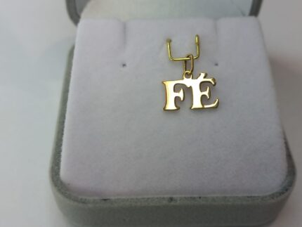 PINGENTE FÉ, FACE ÚNICA, 1.0CM DE ALTURA X 1.0CM DE LARGURA, EM OURO 18K