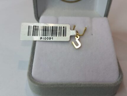 PINGENTE LETRA (U), MINI, (±) 0.10 GR, 1.0CM, EM OURO 18K