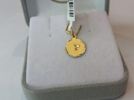 PINGENTE MEDALHA LETRA (P), (±) 0.50 GR, 1.5CM, EM OURO 18K