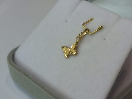 PINGENTE BORBOLETA, MEIA BANDA, MINI, 1.3CM X 0.5MM DE LARGURA, (±) 0.2 GR, EM OURO 18K
