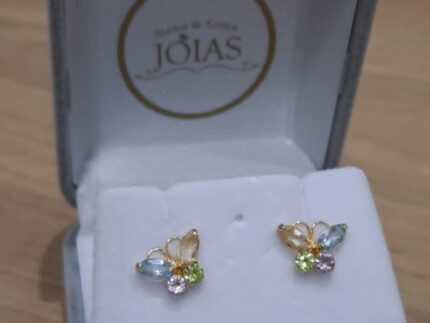 BRINCOS MODELO BORBOLETA, O PAR, 1.0CM, COM PEDRAS DE ZIRCÔNIAS, TARRAXAS NORMAL, (±) 1.0 GR, EM OURO 18K