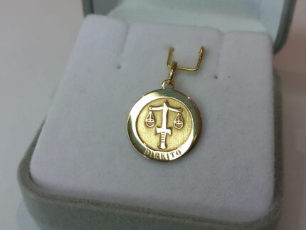 PINGENTE MEDALHA, FORMATURA DIREITO, 1.5CM X 1.5CM, (±) 1.1 GR, EM OURO 18K