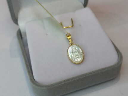 PINGENTE MADREPÉROLA NOSSA SENHORA APARECIDA, PEQUENA, 16MM DE X 09MM, (±) MEIO GR, EM OURO 18K