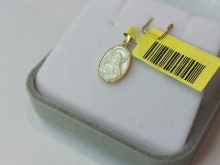 PINGENTE MADREPÉROLA MARIA MÃE DE JESUS, PEQUENA, 16MM DE X 09MM, (±) 0.5 GR, EM OURO 18K