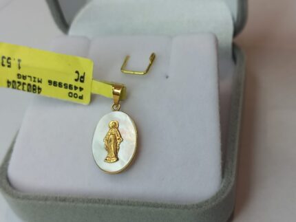 PINGENTE MADREPÉROLA, NOSSA SENHORA DOS MILAGRES, PEQUENA, 20MM DE X 10MM, (±) 0.8 GR, EM OURO 18K