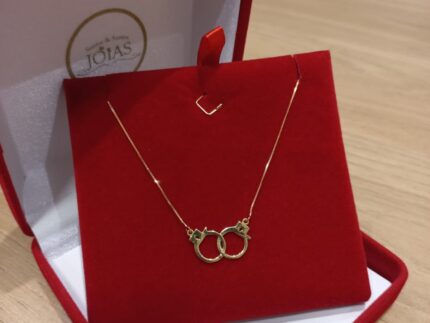 GARGANTILHA ALGEMA, NA MALHA VENEZIANA, 45CM COMPRIMENTO, DELICADA COM PINGENTE FIXO ALGEMA 20MM DE LARGURA, MACIÇO, (±) 1.8 GR, EM OURO 18K