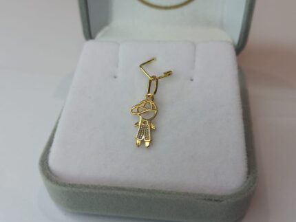 PINGENTE DE MENINO COM OURO BRANCO, PEQUENO, 1.8CM DE ALTURA CONTANDO DA ARGOLA, EM OURO 18K