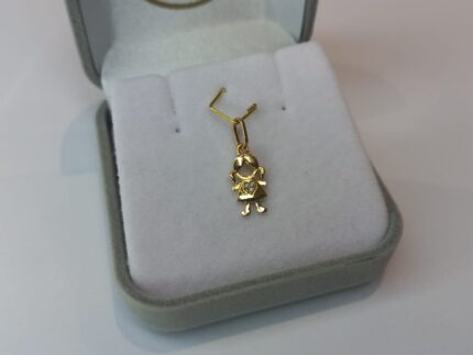 PINGENTE DE MENINA, COM ZIRCÔNIAS BRANCAS, PEQUENA, 1.7CM DE ALTURA CONTANDO DA ARGOLA X 0.6MM DE LARGURA, EM OURO 18K