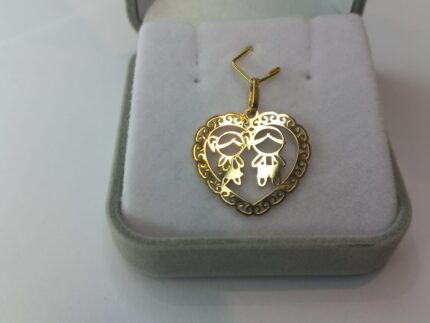 PINGENTE CASAL DE FILHOS NO CORAÇÃO, PEQUENO, 2.5CM X 2.1CM DE LARGURA, EM OURO 18K