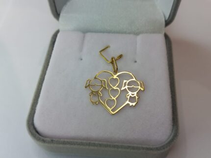 PINGENTE DUAS MENINAS, CORAÇÃO VAZADO, PEQUENO, 2.0CM X 2.0CM, ESPESSURA FINA, EM OURO 18K