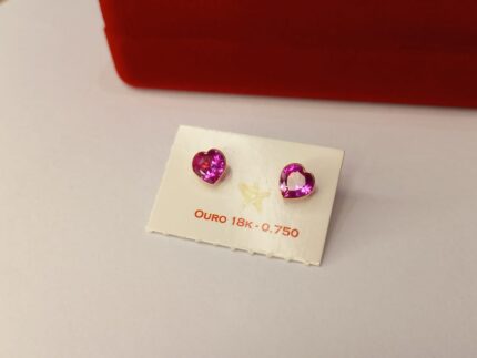 BRINCOS DE CORAÇÃO, O PAR, COM ZIRCÔNIA PINK, PEQUENO, 6MM, TARRAXAS NORMAIS, EM OURO AMARELO 18K